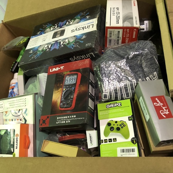 👽 Clothes, Electronics, & MORE Mens Mystery Box - Picture 1 of 7